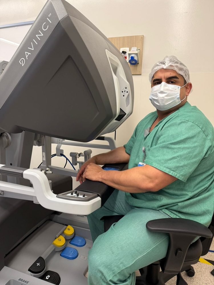 Dr. Romulo Victor no console da plataforma de cirurgia robótica