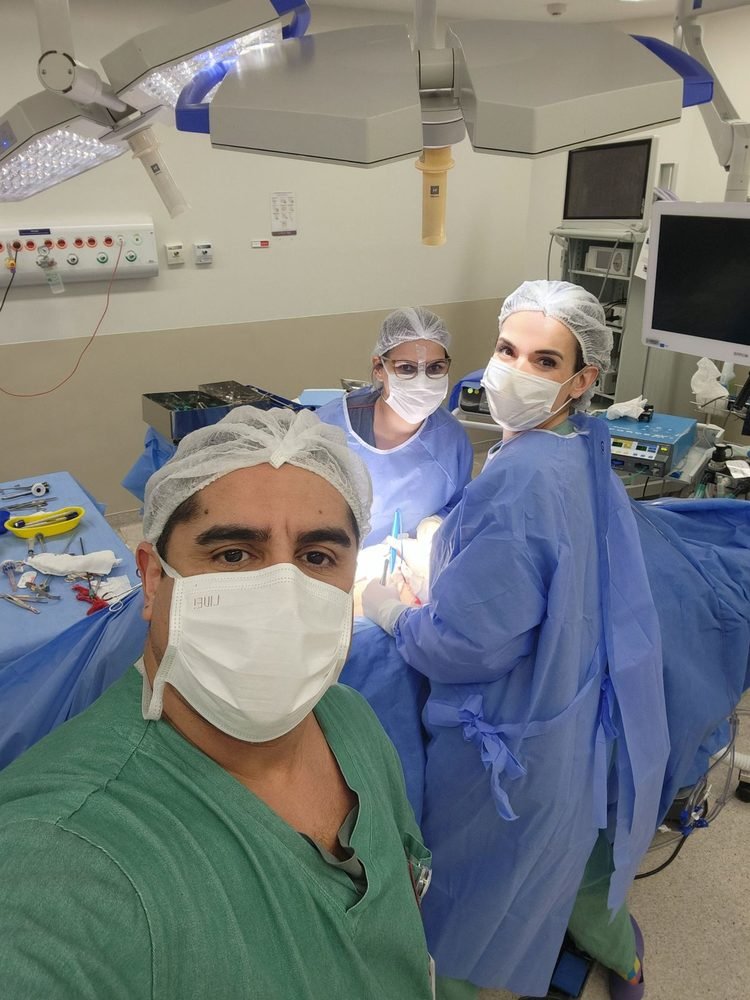 Dr. Romulo Victor com a equipe no centro cirúrgico